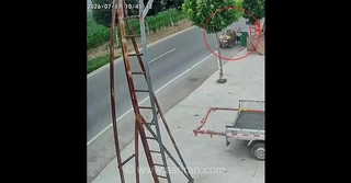 معجزه یک کلاه؛ وزش باد جان پیرمرد را از حادثه مرگبار تصادف با سه‌چرخه نجات داد