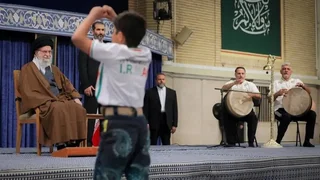 ورود رهبر شهید انقلاب به حسینیه امام خمینی (ره) با ضرب مرشد