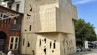 موزه طراحی معماری برلین؛ بازآفرینی خیره‌کننده سبک بروتالیسم در کالبد بتنی مدرن و نقش‌برجسته‌های تاریخی
