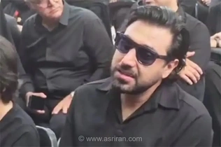 تصویری از دلداری روزبه بمانی به احسان خواجه‌امیری در مراسم ختم پدرش