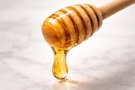 تاثیر عسل در کاهش سرفه و تسکین گلو: راهنمایی جامع