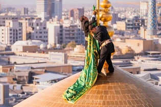 تعویض پرچم گنبد امام رضا (ع) پس از ۶۳ روز عزاداری