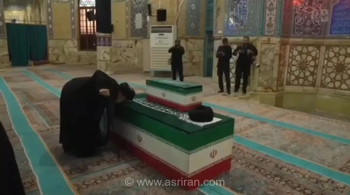 بوسه سید هادی خامنه‌ای، برادر رهبر شهید انقلاب بر تابوت ایشان