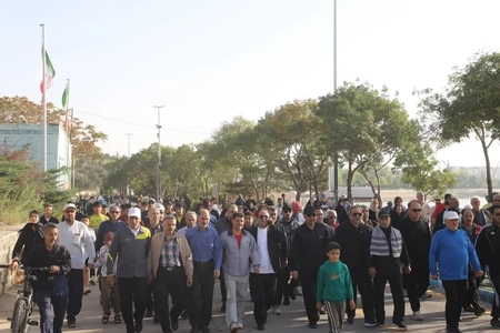 همایش پیاده‌روی خانوادگی در اردبیل به مناسبت هفته دفاع مقدس برگزار شد