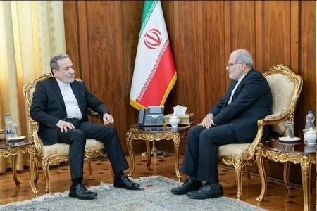 دیدار سفیر ایران در ایرلند با عراقچی؛ رایزنی درباره روابط دوجانبه