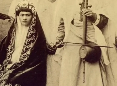 عروس قاجاری در کنار زن رقاص و زنان مطرب