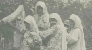 تصویری از برپایی داربست توسط اعضای یک خانواده در شمال ایران در دهه ۱۳۱۰ شمسی