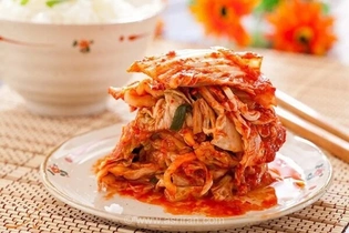 طرز تهیه کیمچی؛ آموزش گام‌به‌گام درست کردن معروف‌ترین و سالم‌ترین سوپرفود تخمیری کشور کره در خانه