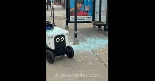 تصادف ربات پیک با ایستگاه اتوبوس در شیکاگو