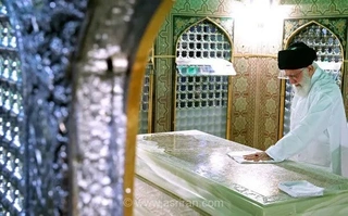 انتشار فیلمی از حضور رهبر انقلاب در مراسم تعویض ضریح مطهر امام رضا (ع) در سال ۱۳۷۹