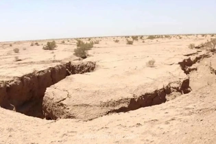 فرونشست زمین در اصفهان/ ترک خوردن خانه‌ها به دلیل خشکی زاینده‌رود