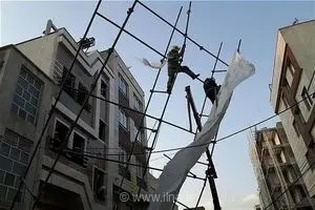 بیگاری در ارتفاع، زیر آفتاب سوزان/ «کارگران ساختمانی» قربانی فقر شده‌اند