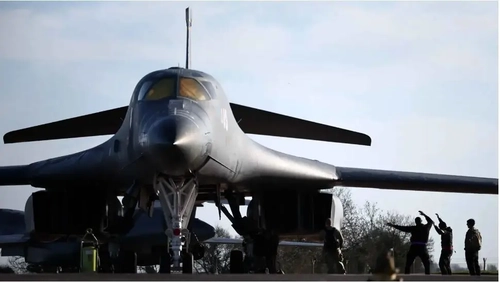 خروج بمب‌افکن‌های B-1 آمریکا از پایگاه فیرفورد در انگلیس