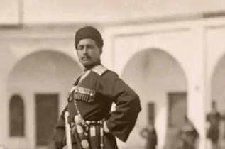 تصویری از یک افسر قزاق ایرانی در دوران قاجار