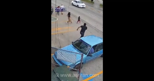 نجات معجزه‌آسا کودک در مکزیک از زیر چرخ‌های خودروها