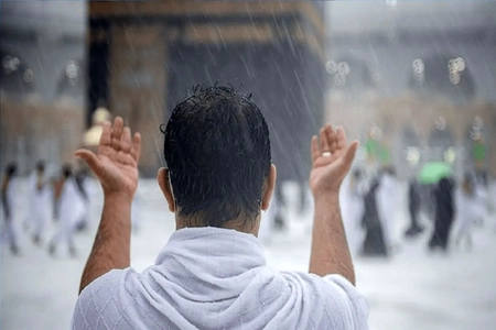 بارش باران در مسجدالحرام و ادامه طواف زائران