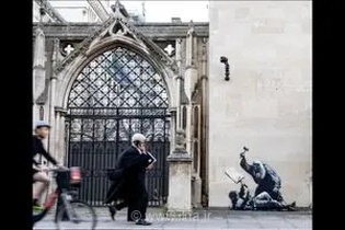هزینه ۸۵ هزار پوندی پاک‌کردن نقاشی بنکسی از دیوار دادگاه‌های سلطنتی لندن توسط دولت بریتانیا