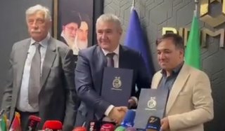 اهدای پیراهن استقلال به رئیس آکادمی ورزش صربستان
