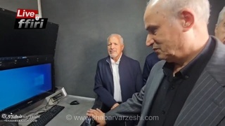 ویدیو| افتتاحیه پر سر و صدای فدراسیون برای رونمایی از VAR سیار/ حضور مهدی تاج در ون