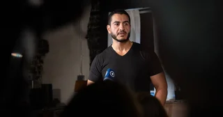 «مایک راجرز دارد شما را زیر نظر می‌گیرد»: کمپین تبلیغاتی جدید عبدالال‌سایِد به حمایت از نظارت حمله می‌کند
