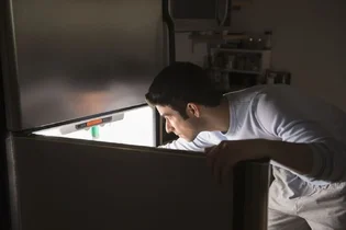خطر ابتلا به بیماری کبد چرب با غذا خوردن در ساعات پایانی شب