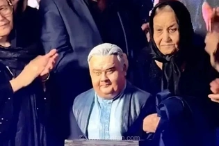 رونمایی از تندیس اکبر عبدی توسط مادرش در مراسم چهلمین روز درگذشت