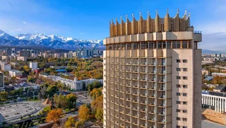 هتل قزاقستان آلماتی: نماد معماری مدرن و مقاومت لرزه‌ای