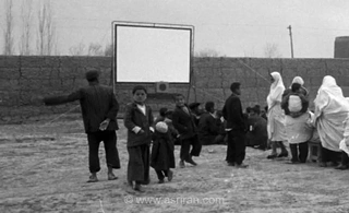 سفر به ۷۵ سال پیش؛ تماشای دسته‌جمعی فیلم روی پرده سیار در یک روستای دورافتاده ایران