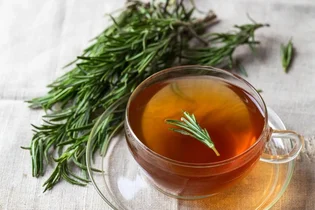 چای رزماری: فواید احتمالی و محدودیت‌های علمی
