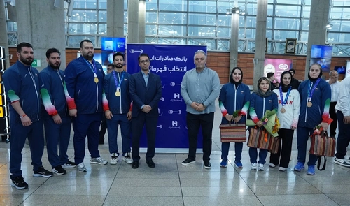 استقبال بانک صادرات از قهرمانان وزنه‌برداری تیم ملی