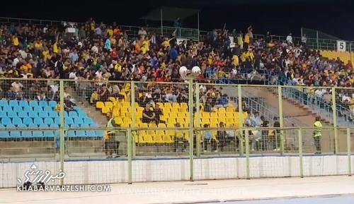 شعار هواداران نفت آبادان علیه سرمربی در هفته هفتم لیگ برتر