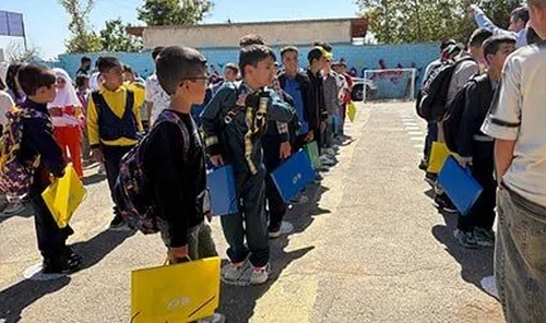 توزیع ۳۰۰۰ بسته لوازم‌التحریر برای دانش‌آموزان کم‌برخوردار