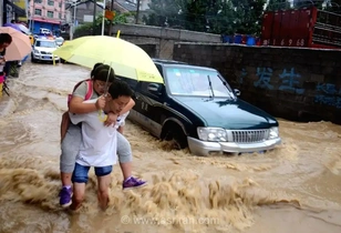 حمله سیلاب به رستوران‌های چونگ‌کینگ؛ نبرد بی‌نتیجه مقامات چین با بارش‌های سیل‌آسا و رعد و برق‌های شدید