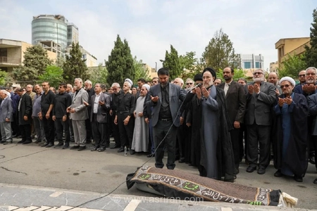 تصاویری از اقامه نماز سید محمد خاتمی بر پیکر ابوالقاسم قاسم زاده