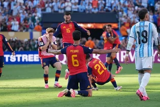 گلزنی اویارزابال؛ اسپانیا 3 - انگلیس 0