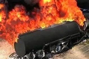 واژگونی تریلی تانکر در بیرجند به قاین؛ یک مصدوم و آتش‌سوزی