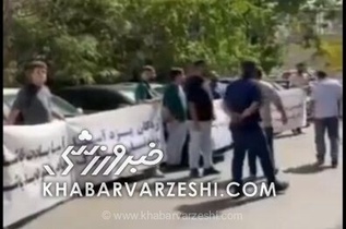 ویدیو| اعتراض مقابل فدراسیون به ممبینی و سوختن سهمیه!