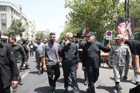 دریادار سیاری: حضور گسترده در خیابان‌های اطراف مصلی برای خیلی‌ها تعجب آور است/ هنوز به نظرم می‌آید از شهرستان‌ها به جمعیت تهران اضافه نشده
