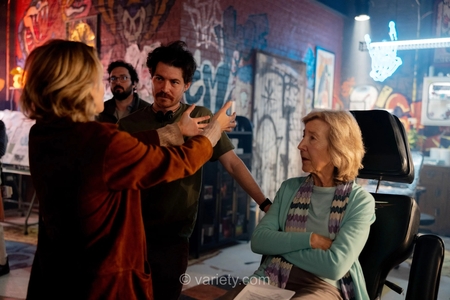 نویسنده و کارگردان «Insidious: Out of the Further» می‌داند مخاطبان می‌پرسند: «چرا هنوز این فیلم‌ها ساخته می‌شوند؟» و مصمم بود شروعی تازه داشته باشد