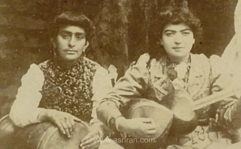 تصویری قدیمی از نوازندگان و رقاصان زن در دوران قاجار