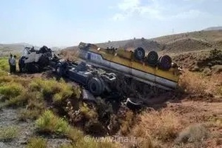 واژگونی تانکر حامل نفتا در محور سنندج به سروآباد / حادثه آلودگی زیست‌محیطی ایجاد نشد