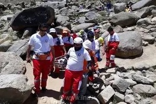 نجات کوهنورد ۳۳ ساله پس از ۱۷ ساعت عملیات امداد و نجات در ارتفاعات علم‌کوه
