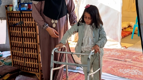 دختر قربانی حمله اسرائیل خواستار ورود ویلچر به غزه شد