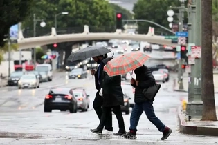 کاهش دما و بارش در شمال‌غرب و البرز از جمعه؛ هوای پاییزی در راه است
