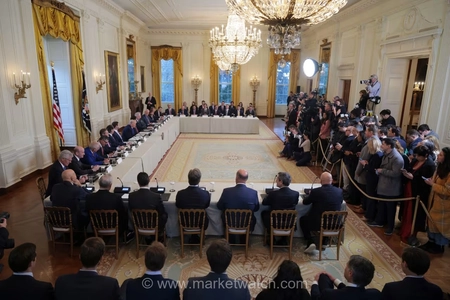 ترامپ با مدیران ارشد نفتی برای کاهش قیمت بنزین دیدار می‌کند در حالی که طرح SPR ونزوئلا با تردید روبرو است