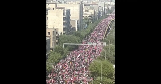 نمایی از پل کالج در خیابان انقلاب اسلامی؛ مراسم تشییع پیکر مطهر «آقای شهید ایران»