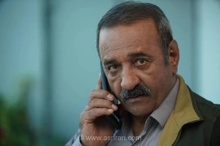 واکنش تند علی اوسیوند به ازدحام سلفی‌بگیران در مراسم اکبر عبدی: «بابا بگذار بریم، پاکش کن!»