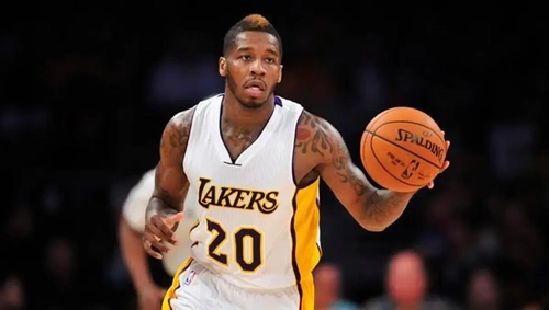 بازیکن سابق NBA برای پیوستن به استقلال وارد تهران شد