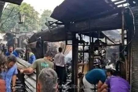 مهار آتش‌سوزی گسترده در بازار قدیمی تنکابن؛ ۱۵ مغازه و ساختمان شهرداری در میان شعله‌های آتش سوختند