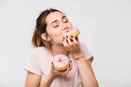 تاثیر قند بر پیری پوست؛ چگونه مصرف زیاد قند باعث ایجاد چین و چروک می‌شود؟